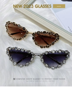 Détail de lunettes de soleil œil-de-chat de luxe avec cristaux sertis et verres dégradés