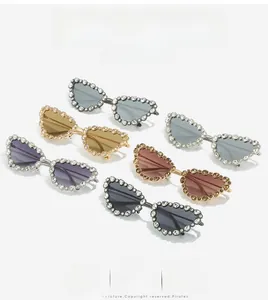 Détail de lunettes de soleil œil de chat serties de strass en six coloris