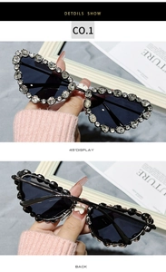 Vue détaillée des lunettes de soleil œil de chat serties de strass et monture métal