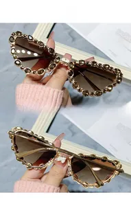 Vue détaillée de lunettes yeux de chat avec strass marron et monture en métal doré chic