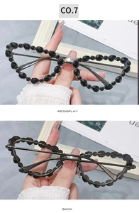 Vues détaillées de la monture papillon avec cristaux noirs sertis main pour un style luxe