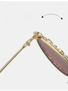 Détail de la charnière en métal doré de lunettes de soleil œil de chat serties à la main