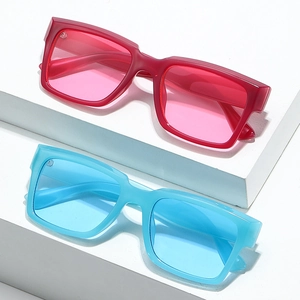 Retro-Sonnenbrille mit quadratischem Rahmen in Rot und Cyan auf minimalistischem Display