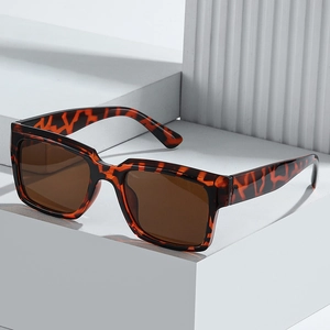 Retro-Sonnenbrille mit quadratischem Schildpatt-Rahmen und braunen Gläsern im Trend