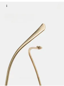Détail des branches courbées en métal doré pour lunettes de soleil œil de chat confortables