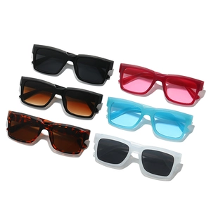 Sechs bunte Retro-Sonnenbrillen mit quadratischem Rahmen für Damen und Herren in Trendfarben