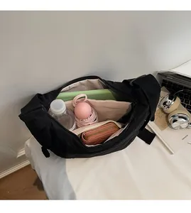 Interno spazioso della borsa trapuntata nera con spazio per tablet, bottiglia e ombrello