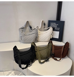 Borse a mezzaluna in nylon trapuntato mostrate in vari colori su supporto moderno
