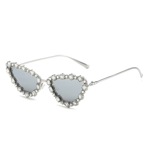 Lunettes de soleil œil de chat en métal avec strass brillants et verres gris tendance