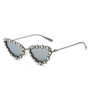 Lunettes de soleil cœur œil de chat serties de strass et branches en métal gris