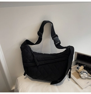 Borsa a tracolla in nylon trapuntato con cinturino regolabile e zip in stile lifestyle