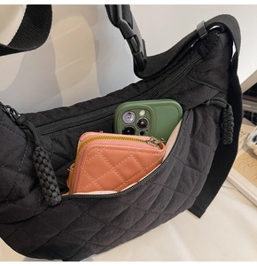 Dettaglio della borsa a tracolla in nylon con motivo trapuntato e capienza interna