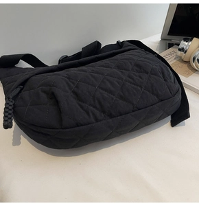 Dettaglio della borsa a tracolla in nylon trapuntato nero con tracolla regolabile