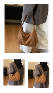 Dettaglio di una borsa hobo in pelle scamosciata marrone con tiranti intrecciati e forma retrò