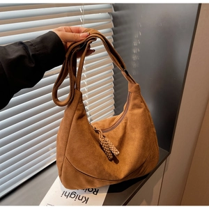 Borsa a tracolla marrone scamosciata a mezzaluna con cerniera e nappa decorativa
