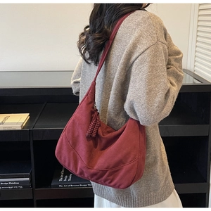 Borsa hobo in pelle scamosciata bordeaux con nappa indossata dalla modella