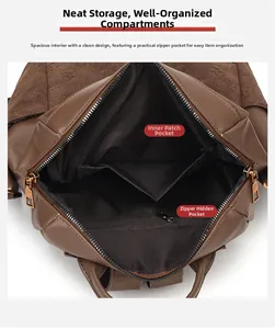 Dettaglio interno dello zaino in pelle con scomparto principale e tasche con cerniera