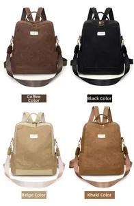 Zaini minimalisti nei colori caffè, nero, beige e kaki con dettagli in pelle testurizzata