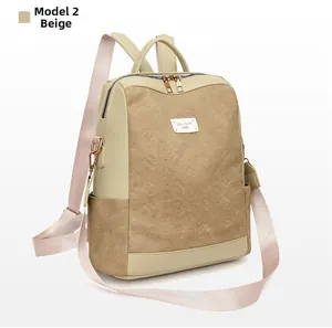Dettaglio dello zaino beige con goffratura gatto e tracolla multifunzione rimovibile