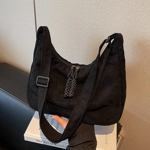 Minimalistische schwarze Schultertasche mit verstellbarem Riemen und geflochtenen Details