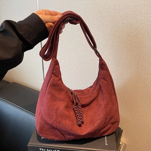 Burgunderfarbene Wildleder-Hobo-Tasche mit geflochtener Quaste und verstellbarem Gurt