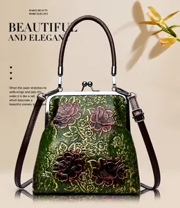 Detalle de bolso vintage verde con relieve floral, cierre de metal y asa de cuero