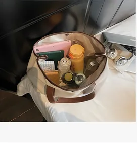 Vue macro de l'intérieur spacieux du sac fourre-tout en toile pour les essentiels