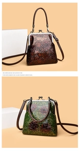 Detalle de bolso vintage de cuero con flores en relieve y cierre de marco metálico