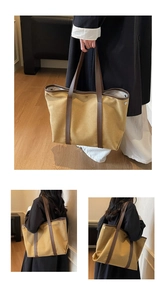 Détail d'un grand sac cabas en toile avec poignées en cuir et fermoir à bouton-pression