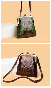 Detalle de bolsos vintage con relieve floral, marcos metálicos y correas de cuero