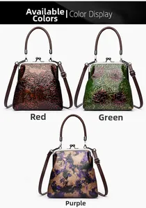 Detalle de bolsos vintage de piel grabada con cierre de clip en rojo, verde y violeta