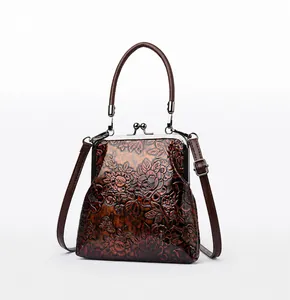 Bolso de mano vintage con flores en relieve, cierre de boquilla y bandolera