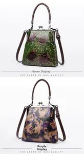 Detalle de bolsos vintage de charol con relieve en verde y morado con cierre de boquilla