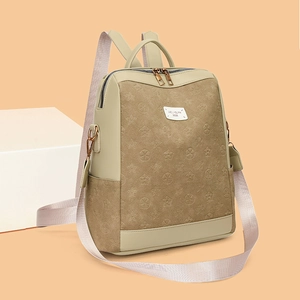 Zaino beige con goffratura floreale, texture in pelle scamosciata e dettagli oro