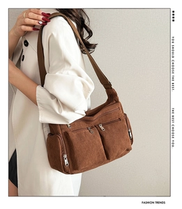 Détails du sac cabas en velours côtelé marron avec double zip et texture vintage