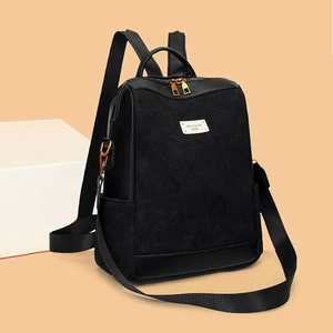 Zaino da donna nero minimalista con cerniere dorate e spalline regolabili versatili