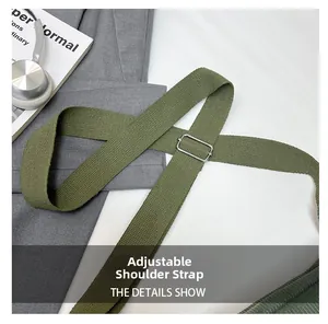 Détail de la bandoulière réglable avec boucle argentée sur le sac cabas en velours vert