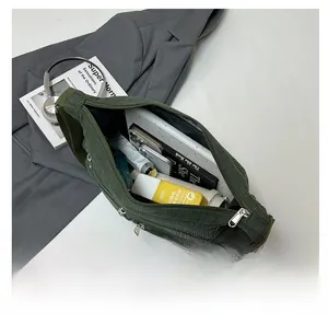 Vue intérieure du sac en velours côtelé vert foncé montrant sa grande capacité de rangement