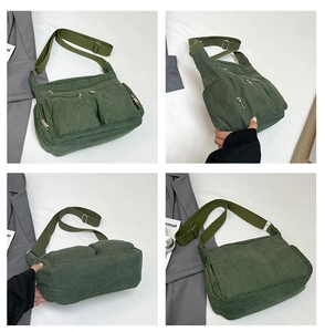 Détail du sac fourre-tout en velours côtelé vert mousse avec plusieurs poches et bandoulière