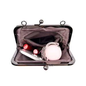 Bolso vintage de gran capacidad con cadena que muestra el espacio de almacenamiento interno