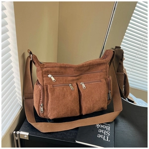 Vue détaillée du sac fourre-tout en velours côtelé avec poches et sangle réglable
