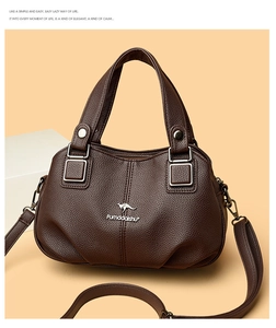 Dettaglio della borsa tote in pelle marrone martellata con logo e hardware in argento