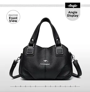 Vista frontale dettagliata della borsa nera in pelle martellata con logo canguro