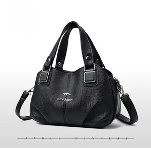 Dettaglio borsa tote in pelle nera martellata con logo a canguro argento e tracolla