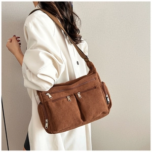 Vue détaillée du sac fourre-tout en velours côtelé marron avec design multi-poches