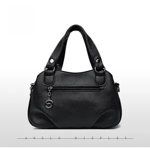Vista dettagliata del retro di una borsa tote in pelle nera con tasca funzionale a zip