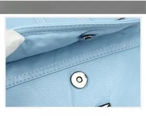 Nahaufnahme der hellblauen Ledertasche mit Litschi-Muster und Metall-Magnetverschluss