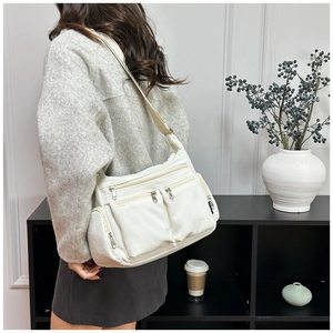 Détail du sac bandoulière en velours côtelé blanc avec poches et sangle réglable
