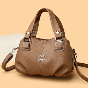 Borsa tote in pelle marrone motivo litchi con logo argento e tracolla regolabile