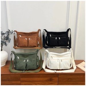 Détail de sacs cabas en velours côtelé multi-poches en quatre couleurs rétro